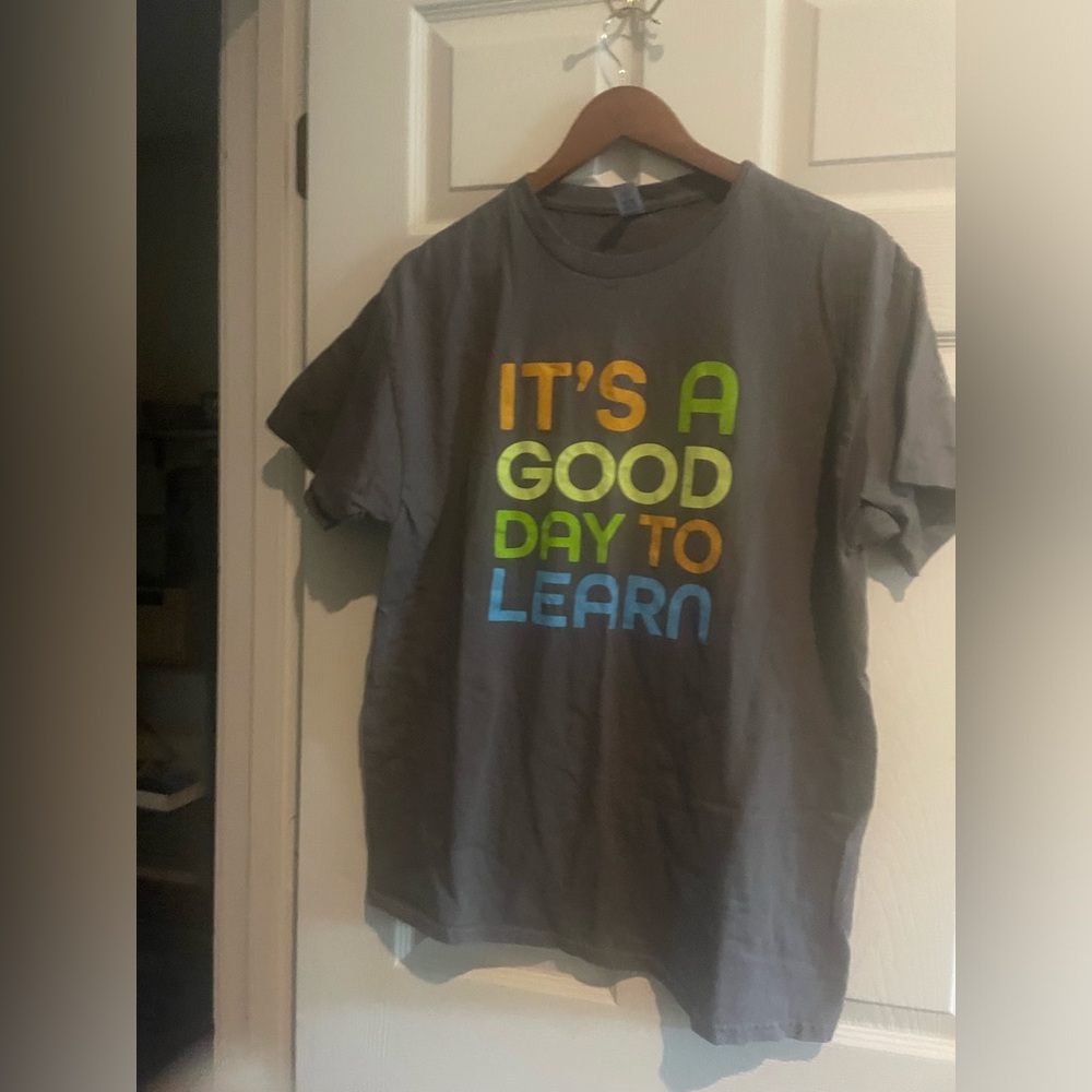 Gilden gray T-shirt it’s a good day to learn-women’s large